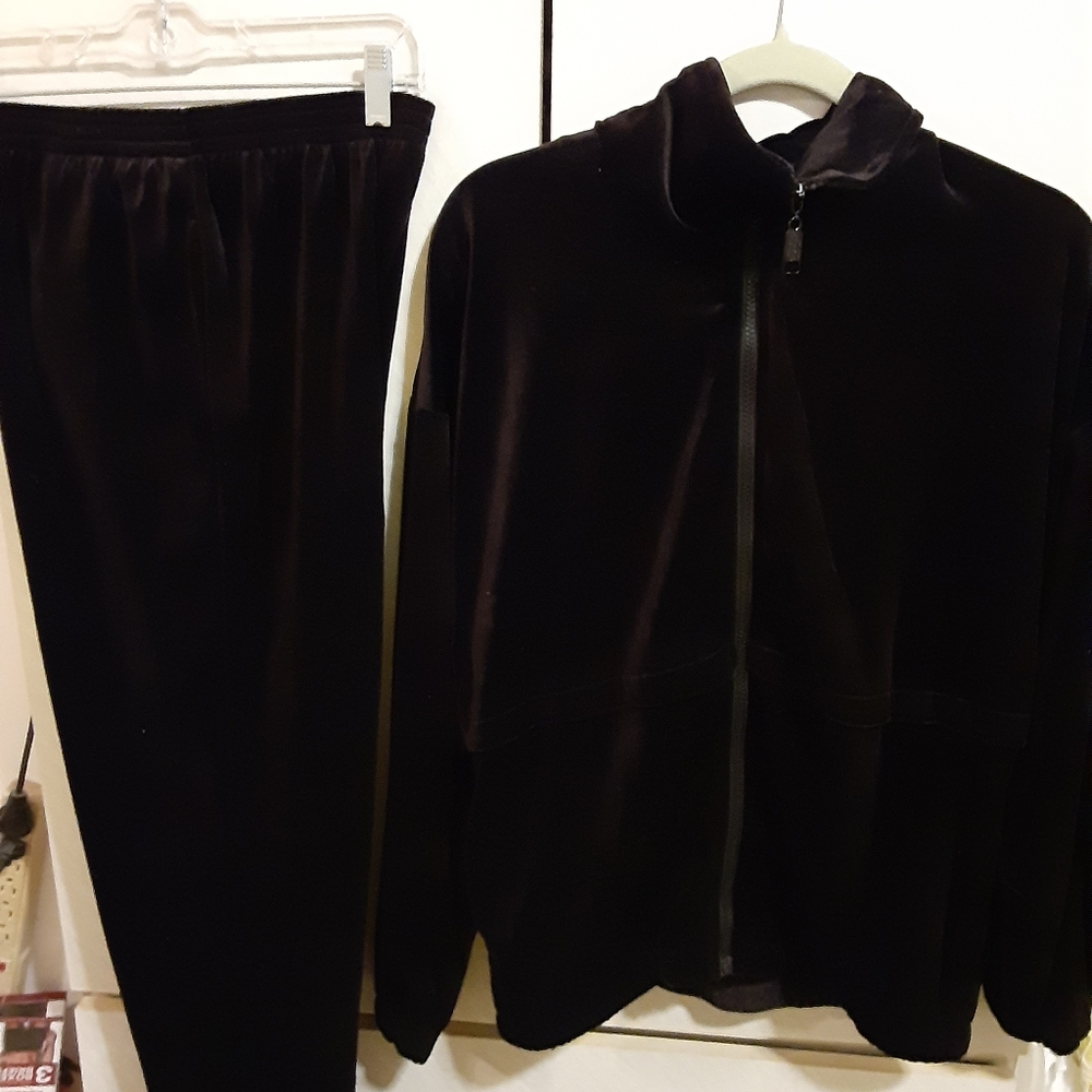 Womens 2pc Velour Leisure Suit Size Medium.